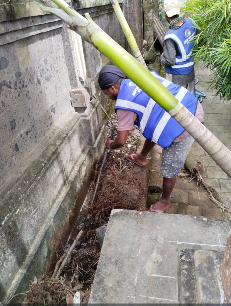 Antisipasi kerobohan Papan Nama Kantor Kelurahan Sempidi akibat adanya angin kencang dimana kondisi penyangga papan nama sudah bobrok di makan rayap..maka diperlu adany pemeliharaan secara intesif